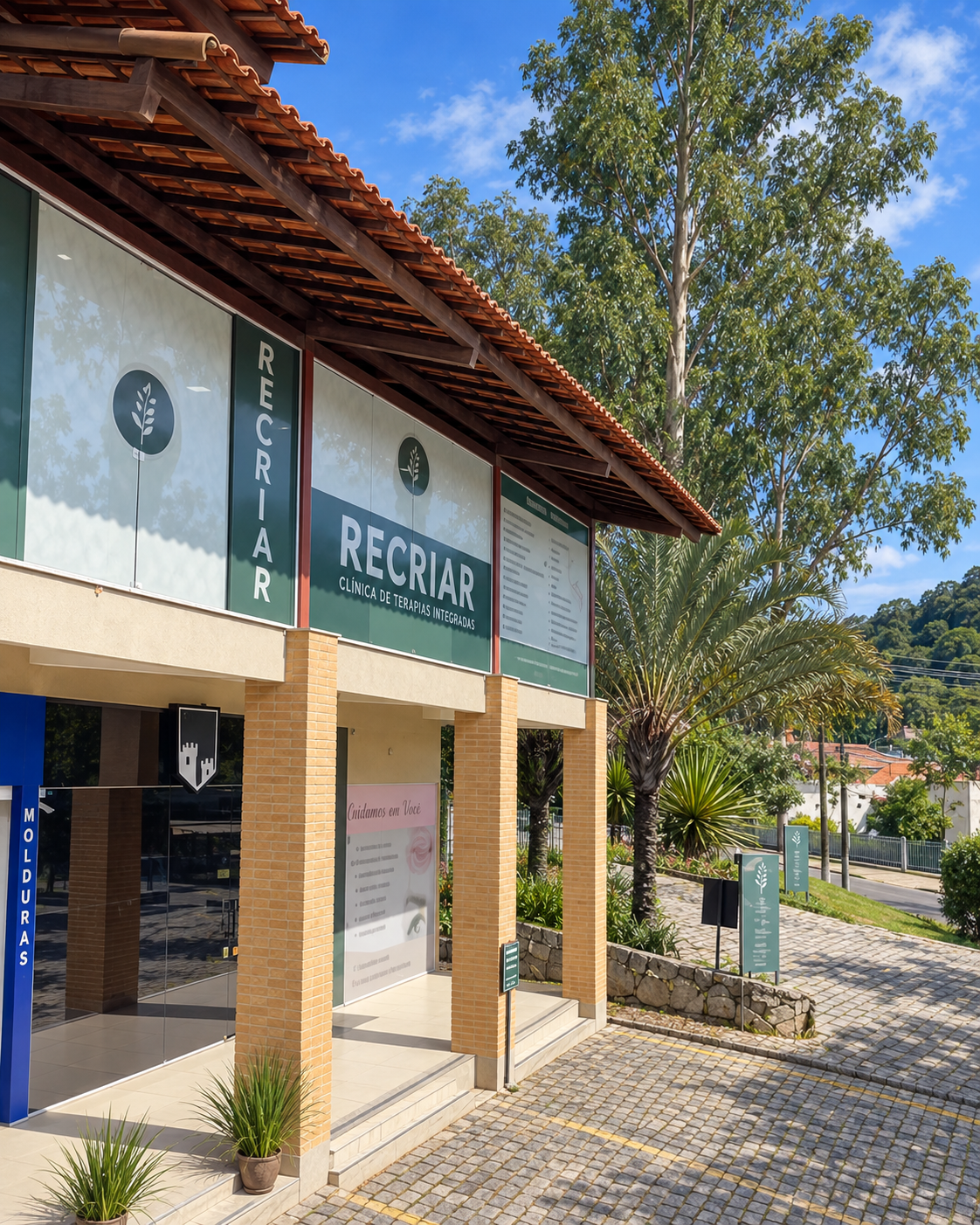 Ilustração da fachada da Clínica Recriar, com telhado de cerâmica, pilares de tijolos e letreiro verde.